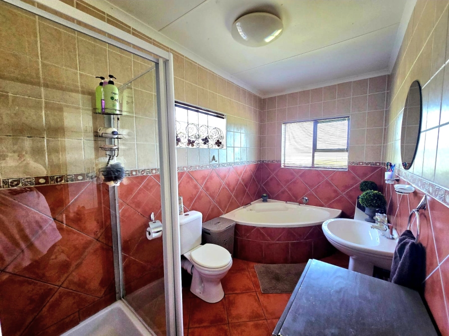 4 Bedroom Property for Sale in Paradise Beach Eastern Cape